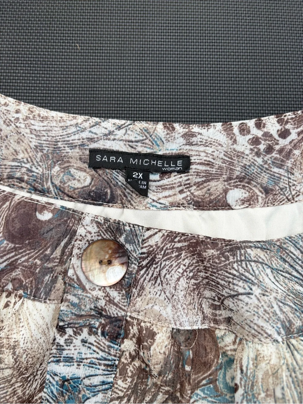 Sara Michelle Brown and Blue Peacock-Print Short Sleeve Tee